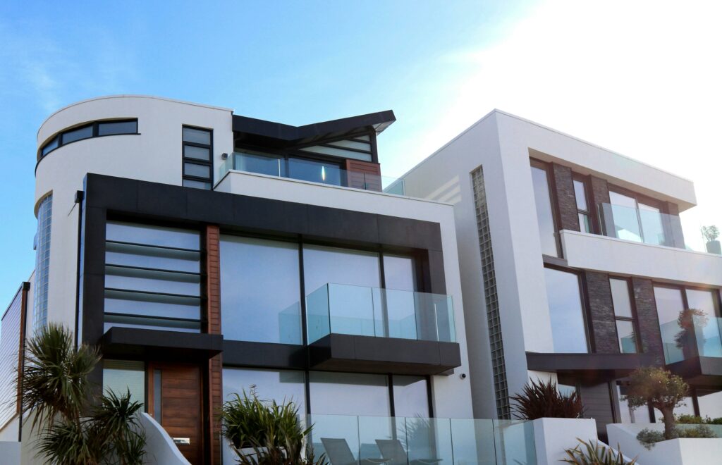 Une maison contemporaine avec des façades en verre et des finitions en bois, reflétant un design moderne et élégant.