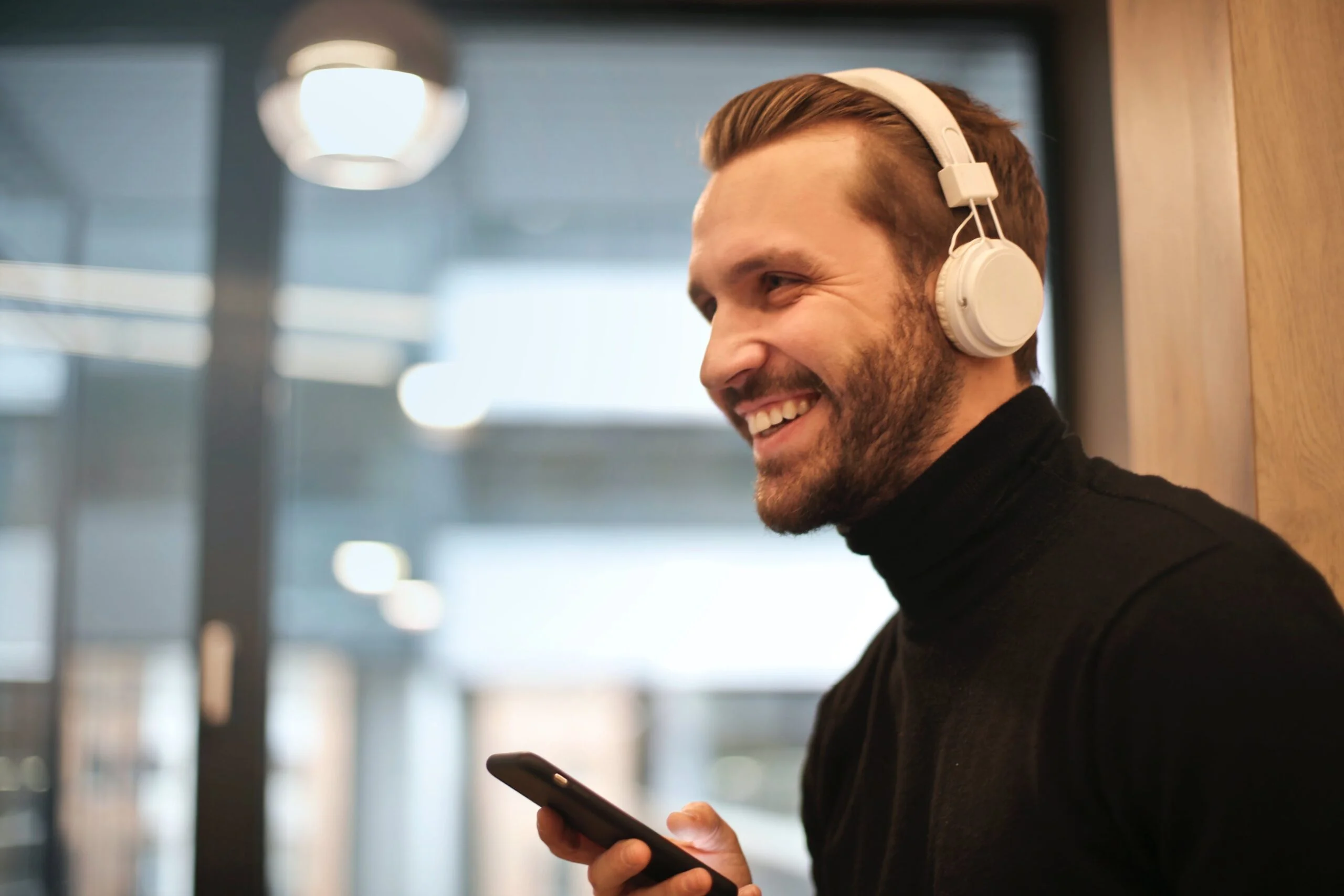 Homme avec un casque souriant