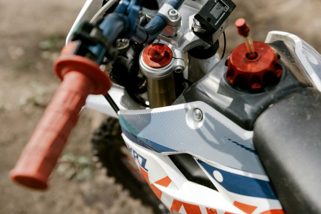 Focus sur le guidon d'une moto, capturant les détails techniques et évoquant la passion pour les deux roues et la mécanique.