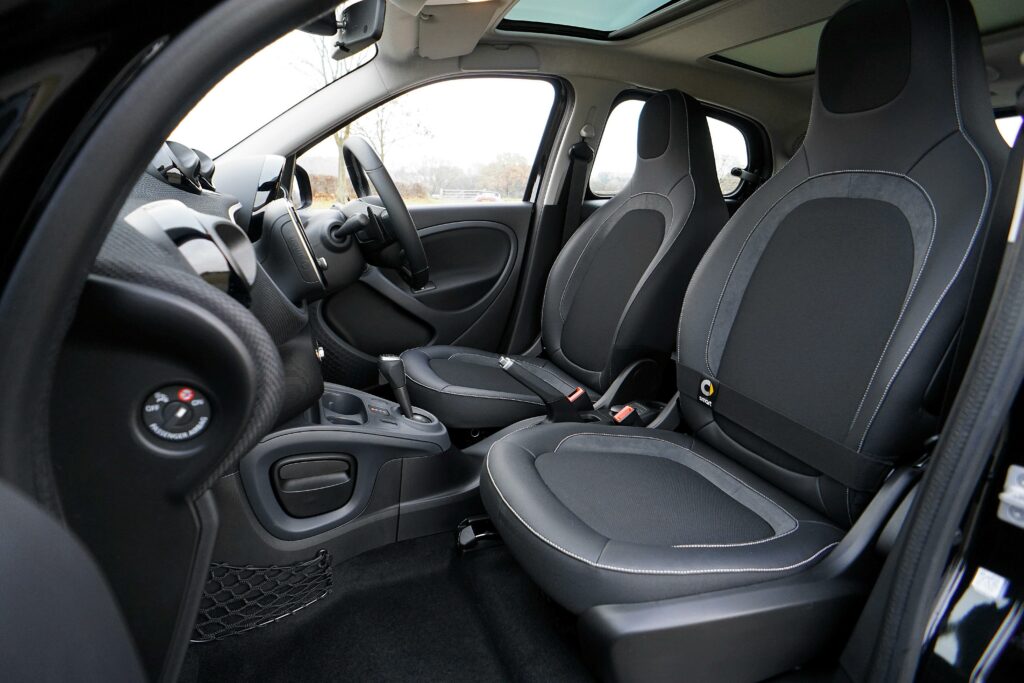L'intérieur d'une voiture, montrant les sièges conducteur et passager, conçus pour le confort et l'ergonomie moderne.