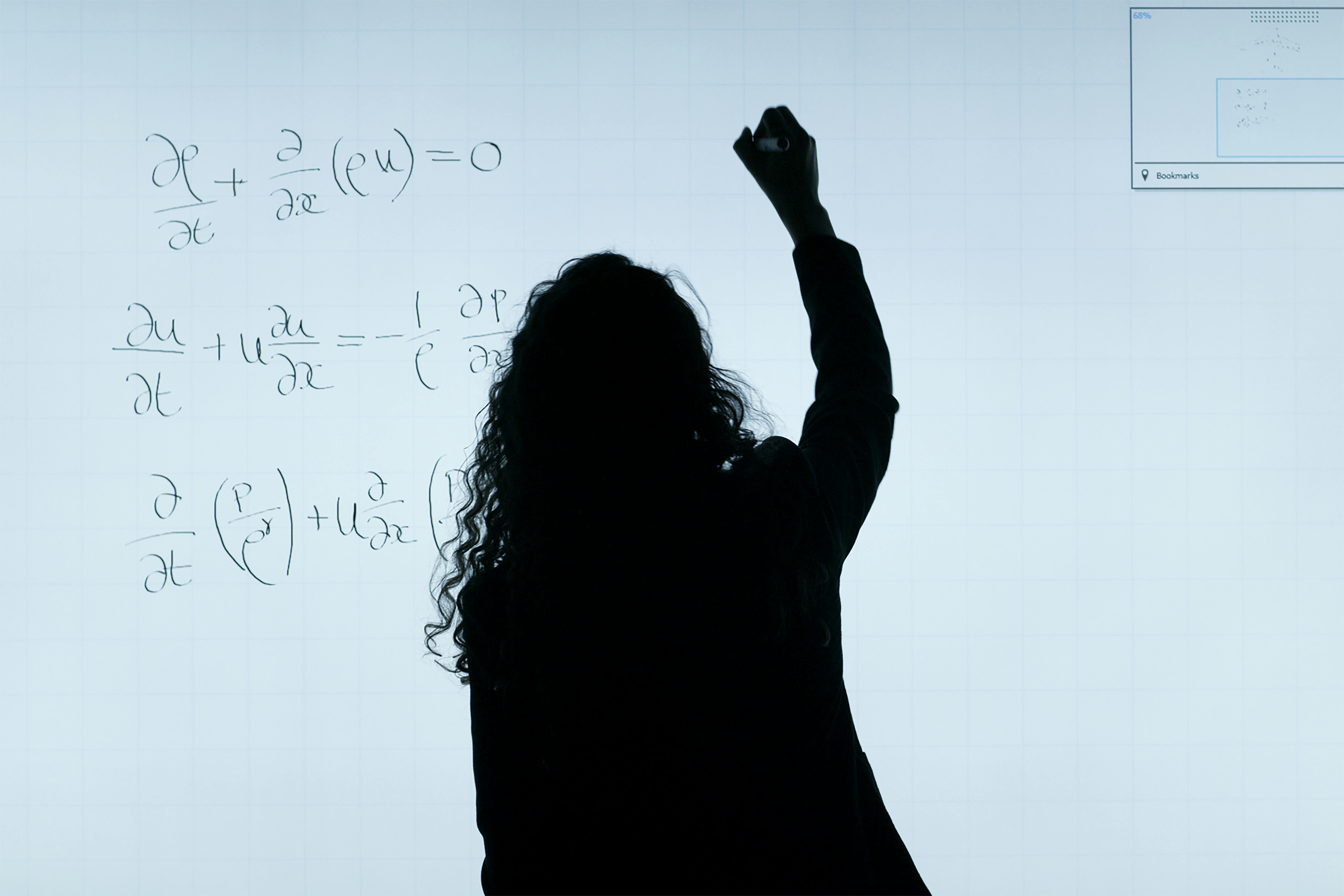 Silhouette d'une personne écrivant des équations mathématiques complexes sur un tableau transparent, évoquant un environnement d'apprentissage ou de recherche sérieux.